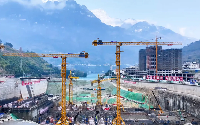 峽谷之間， 大渡河畔，徐工行走“鋼鐵巨人”助力水電建設(shè)