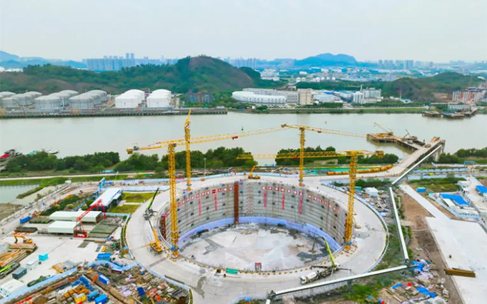 “定海神針”立珠江，徐工挑起超級工程建設大梁