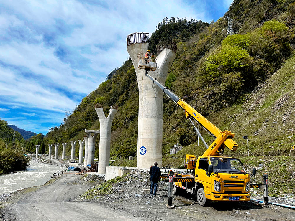 徐工高空作業車架成四山地軌道“天軌”，顯中國基建實力