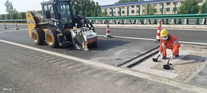 徐工滑移裝載機助力高速公路修復