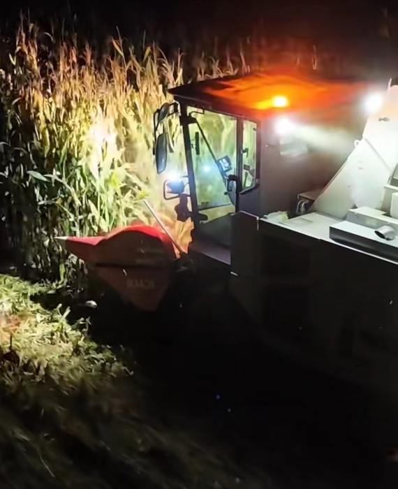 XCA430玉米收獲機夜間作業(yè)