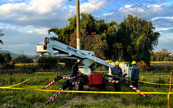 跨障穩如泰山，徐工履帶式絕緣斗臂車點亮廣東鄉間電力
