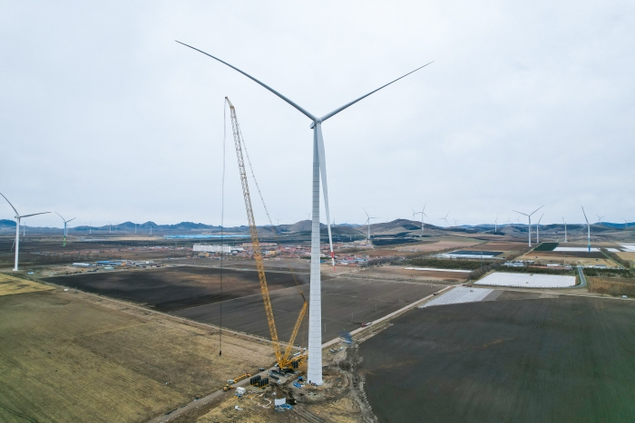 高空之巔，再鑄榮光！XLC18000M助力大型風(fēng)電場首臺185米風(fēng)機(jī)成功吊裝