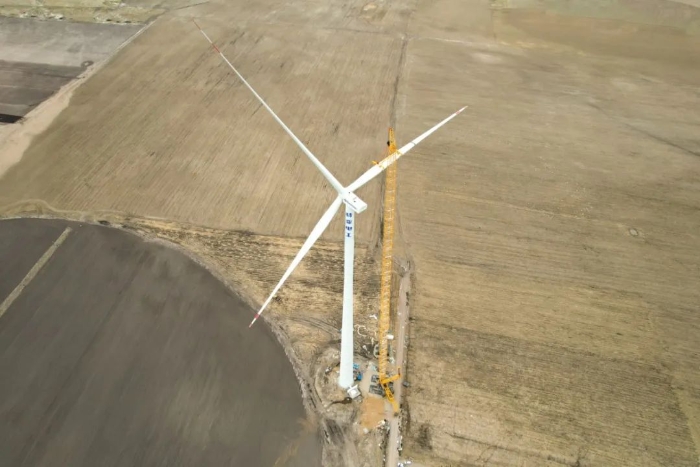 高空之巔，再鑄榮光！XLC18000M助力大型風(fēng)電場首臺185米風(fēng)機(jī)成功吊裝