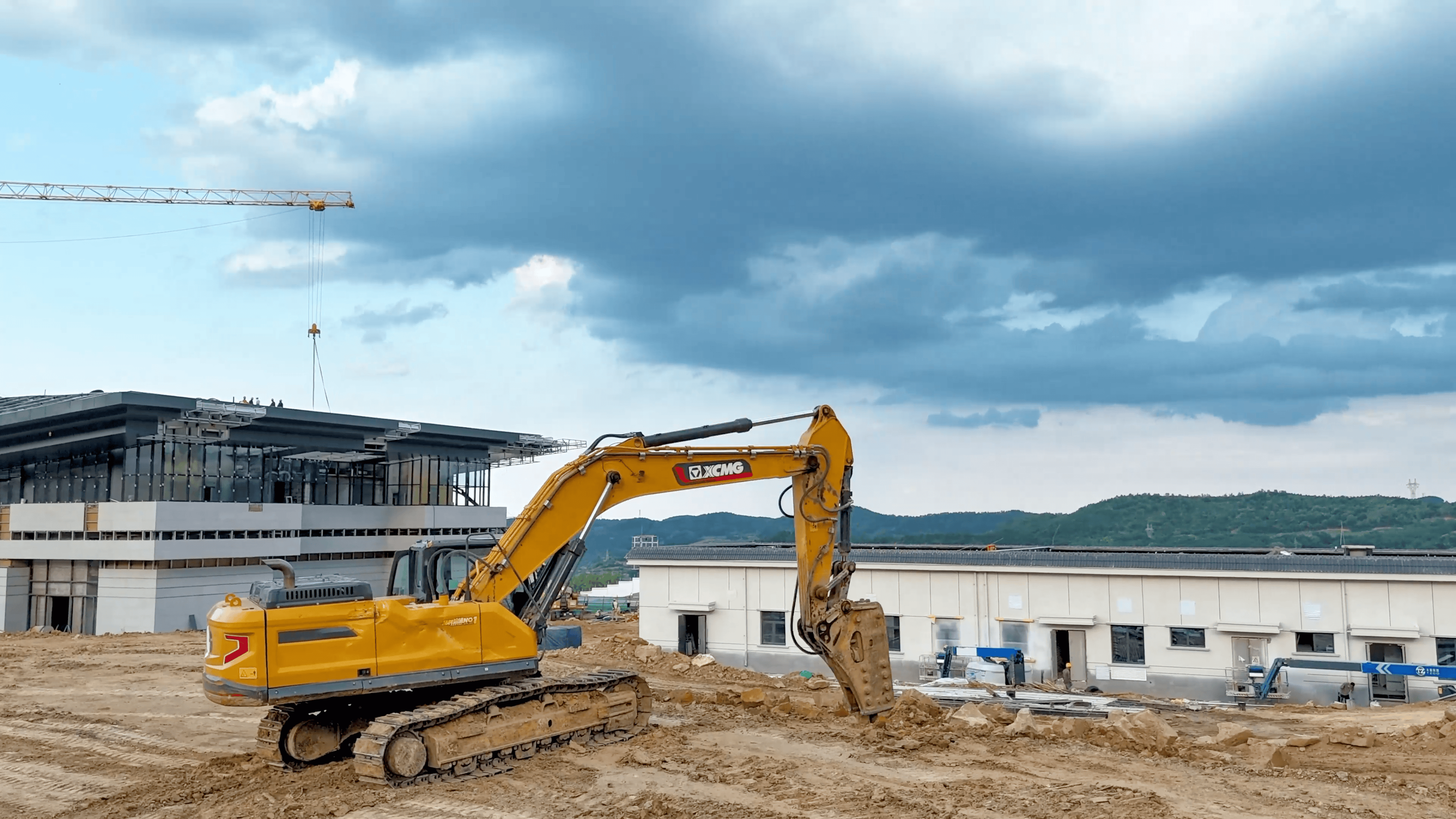 破塬開路！徐工挖機助力宜君高鐵樞紐建設