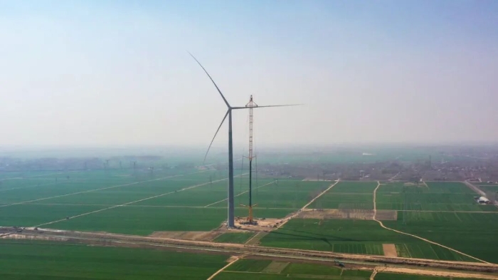 暴雨中橫走的 “鋼鐵巨獸”！徐工 4000 噸起重機(jī)撐起 160 米風(fēng)電，這細(xì)節(jié)太硬核！