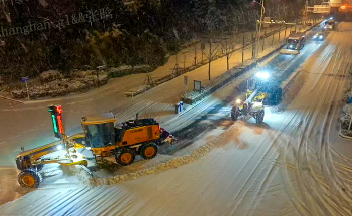 暴雪來(lái)襲！數(shù)十臺(tái)平地機(jī)集體出動(dòng)，守護(hù)出行安全