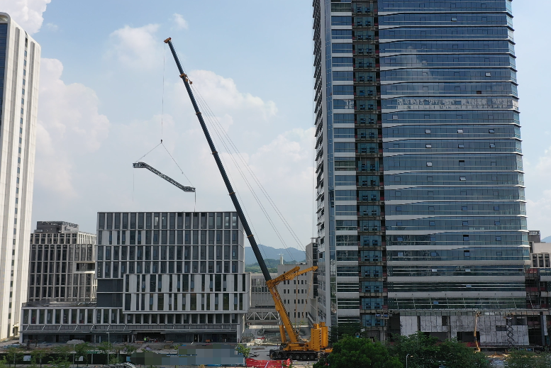 徐工XCA1000G9-1以“智”破局，賦能城市復(fù)雜空間高效吊裝