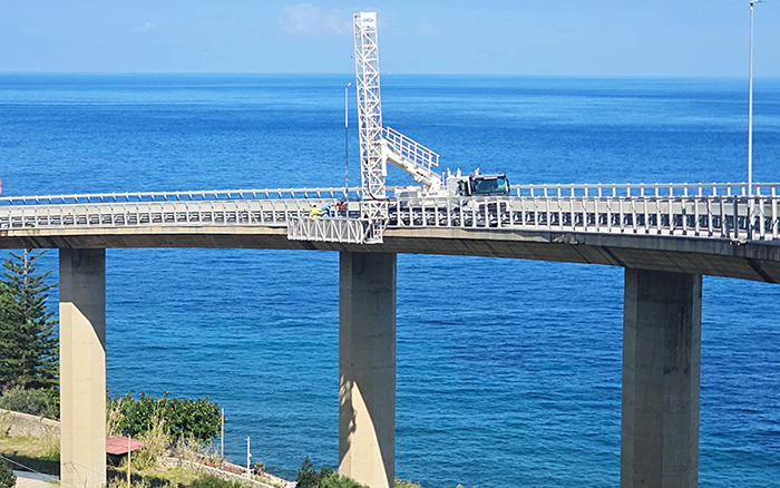 徐工橋梁檢測車再度出海，護航西西里海大橋運維