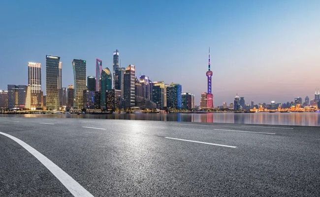徐工刮板式保溫運輸車：上海瀝青路面施工的專業(yè)之選