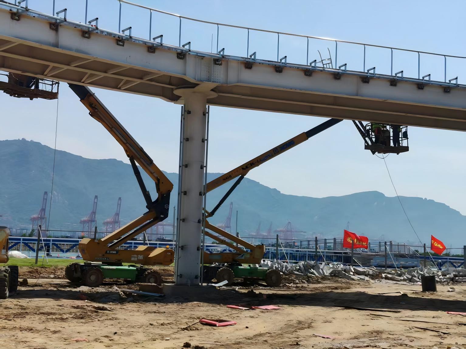 鹽霧里搭起 “空中環(huán)線”！徐工高空作業(yè)平臺奮戰(zhàn)連島景區(qū)建設(shè)