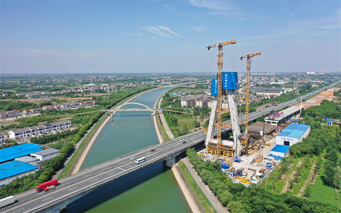 智賦荊江：徐工雙塔機助力漢宜高速改擴建關(guān)鍵突破